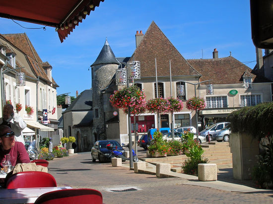 Platz in der historischen Altstadt von Sancerre, bekannt durch seine Weine.
