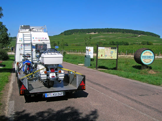 Unser Campingbus mit Anhänger, darauf das Fahrrad und die Harley.