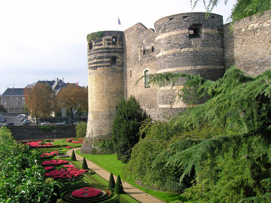 Wehrtürme des Chateau Angers - weißer Tuffstein und schwarzer Schiefer - davor die schönen Gärten im Schlossgraben.