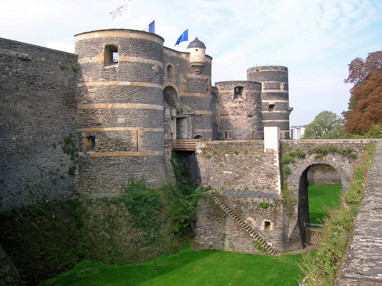 Chateau Angers mit Wehrtürmen (insgesamt 17 Türme!), die zwischen 30 und 50 m hoch sind.