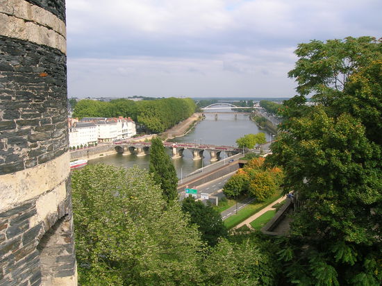 Blick von dem Wehrgang des Chateaus Angers auf den Fluss Maine.