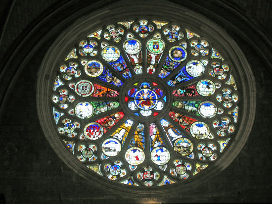 Die Glasmalereien in der Kathedrale St-Maurice sind wunderschön.