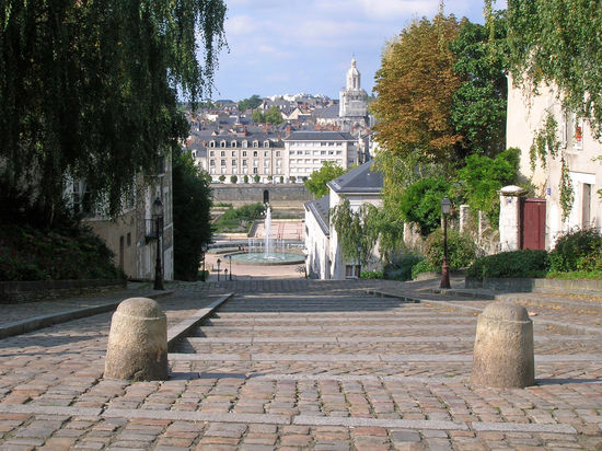 Von der Kathedrale St-Maurice in Angers führt eine Straße direkt hinunter zum Fluss Maine.