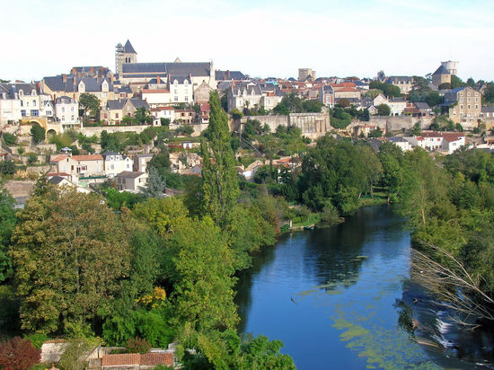 Thouars - eine kleine Stadt am Fluss Thouet gelegen