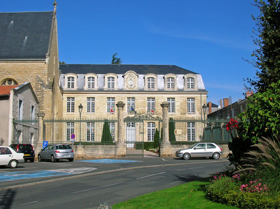 In der alten Klosterabtei in Thouars befindet sich heute das Rathaus.