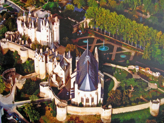 Montreuil-Bellay - ein riesiges Schloss mit einer danebenliegenden Konventskirche.