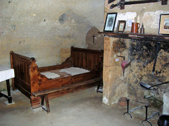 Rochemenier - Schlafzimmer. Man sieht an den kleinen Betten, dass die Menschen nicht besonders groß waren.