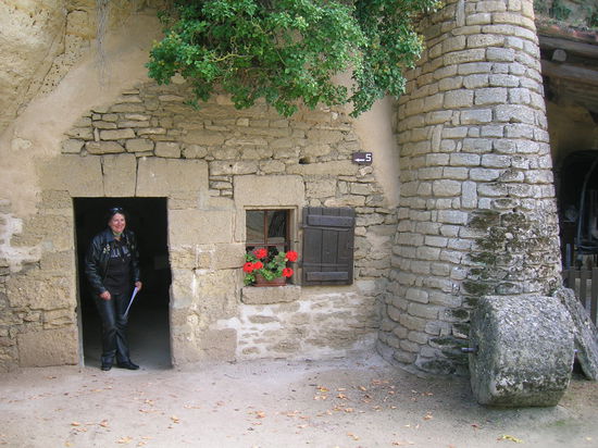 Rochemenier - Man bekam eine deutsche Beschreibung und fand sich daher gut zurecht. Wir mussten immer die Köpfe einziehen, da die Türen nicht für unsere Größe gedacht waren.