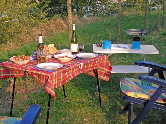 Abendessen auf dem Campingplatz in Chinon - sogar mit Beistelltisch, wie man sieht.