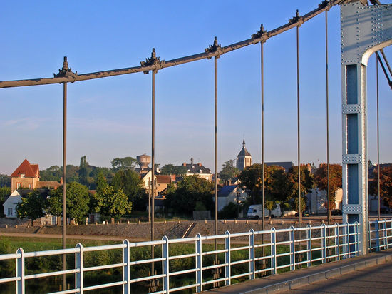 Chateauneuf-sur Loire - Blick von der Loirebrücke auf den Ort