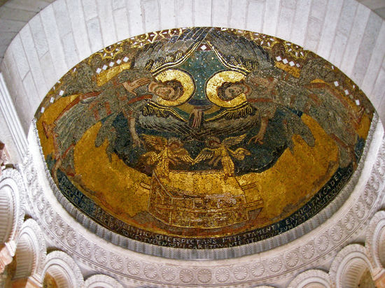 Mosaik in der Ostapsis der Kirche von Germigny-des-Pres. Das Kunstwerk erinnert an die byzantinischen Arbeiten in Ravenna.