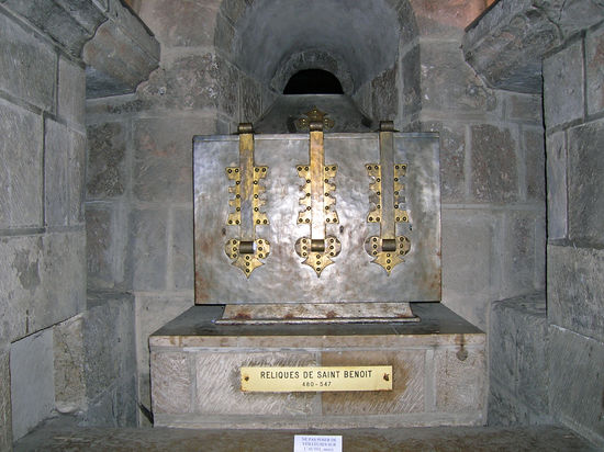 In der Krypta der Kirche des Klosters Fleury werden die Reliquien des Hl. Benedikts aufbewahrt und verehrt.