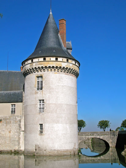 Chateau Sully-sur-Loire: Der Donjon (Bergfried) wird von mächtigen Rundtürmen an den Ecken eingefasst, was sein wehrhaftes Aussehen verstärkt.