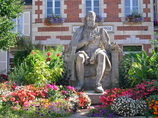 Sully der Unermüdliche - einer der bedeutendsten Minister Frankreichs. Diese 3 m hohe und 700 t schwere Statue finden wir inmitten herrlicher Blumen im Vorhof eines öffentlichen Gebäudes in Sully-sur-Loire.