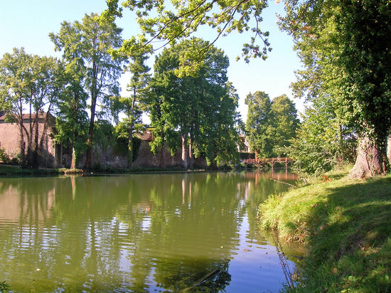 Blick auf den Fluss Sange und den Schlosspark des Chateau Sully-sur-Loire.