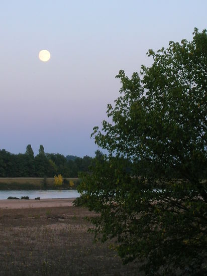 Sonnenuntergang - mit Vollmond - auf unserem Campingplatz an der Loire.