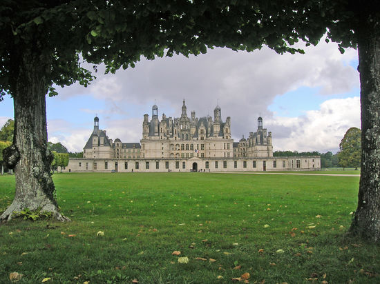 Chambord - 156 m lang, 117 m breit - besitzt 440 Räume. Man nimmt an, dass der Entwurf für den Bau des Schlosses von Leonardo da Vinci stammt.