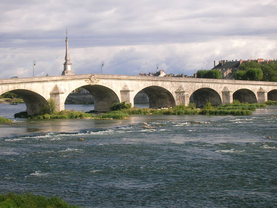 Loire-Brücke J. Gabriel mit Blick auf die Altstadt von Blois.