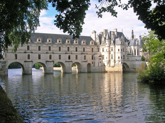 Chenonceau ist das meistbesuchte Schloss Frankreichs - es steht im Fluss Cher und verführt zum Träumen.
