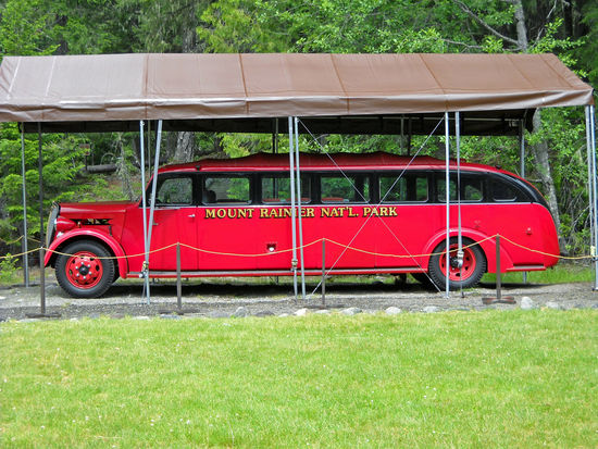 Mit diesem Bus kann man durch den Mount Rainier National Park fahren.