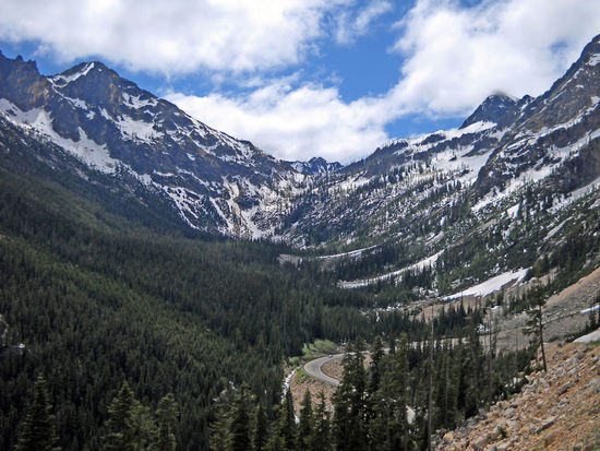 Auf dem North Cascade Highway. Überall liegt noch Schnee und es ist kalt.
