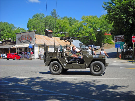 Winthrop - Der Jeep-Fahrer mit dem geladenen Maschinengewehr erregt nur unser Interesse. Bewaffnete Menschen sind hier nichts Ungewöhnliches.