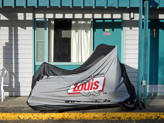 So hat Rolf es am liebsten: Das Motorrad gut behütet direkt vor der Moteltür!