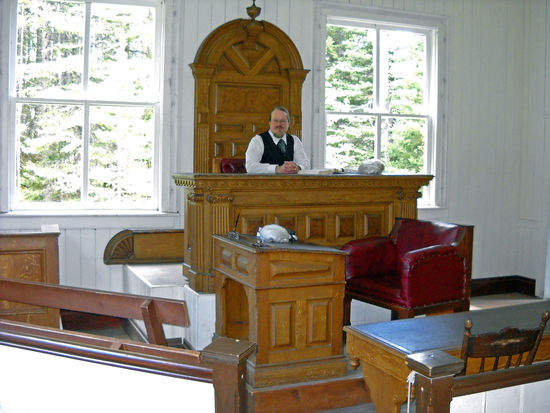 Im Courthouse von Barkerville - hier werden Gerichtsverhandlungen nachgespielt. Der Richter erzählt Rolf einige interessante Geschichten über Barkerville.