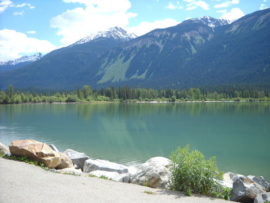 Moose Lake am Yellowhead Highway - es bieten sich in den kanadischen Rocky Mountains herrliche Ausblicke.