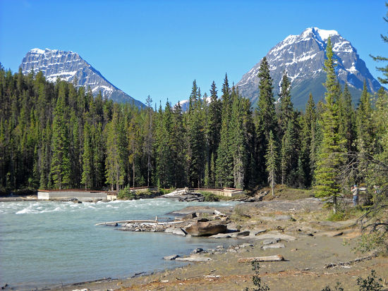 Die Fahrt auf dem Icefield Parkway ist ein Erlebnis der besonderen Art. Die Straße gilt als eine der schönsten Fernstraßen der Welt.
