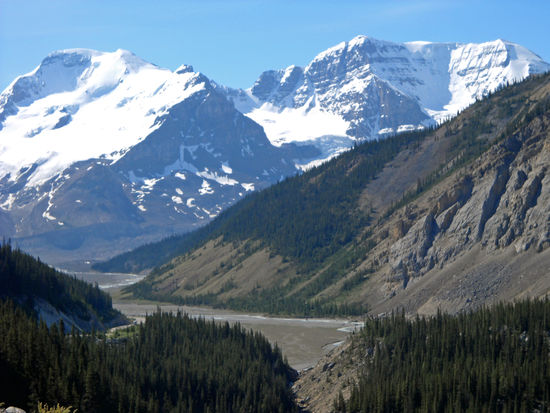 Icefield Parkway:
Vor dem Sunwapta Pass (2.065 m) sehen wir den Medicine Lake, der fast ausgetrocknet ist.