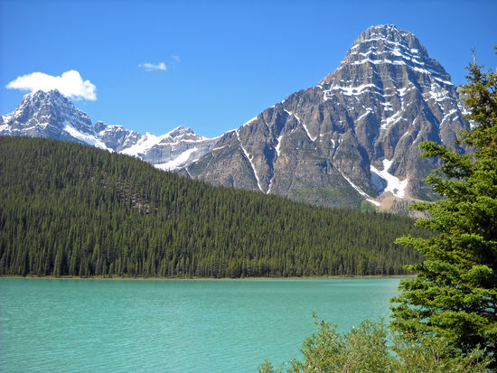 Bow Lake - das Wasser hat eine herrliche Smaragd-Farbe.