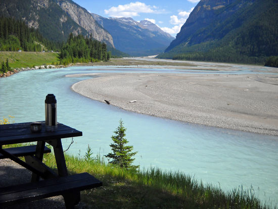 Einer unserer schönen Rastplätze - besser als im McDonald - am Kicking Horse River.