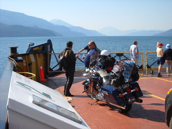 Mit der Fähre überqueren wir den Stausee des Columbia Rivers.
Ein pens. kanadischer Minen-Ingenieur gibt uns Tipps für die Weiterfahrt.