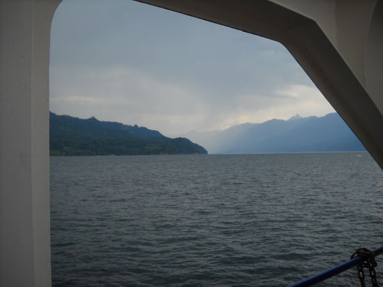 Mit der Fähre fuhren wir über den Kootenay Lake. Er ist einer der größten natürlichen Seen in British Columbia. Es zog ein Gewitter auf und regnete stark.