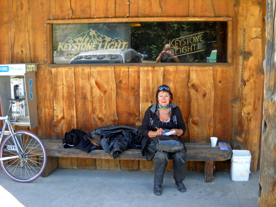 In White Bird machen wir in der urigen "Silver Dollar" Kneipe Pause, der Kaffee kostet hier 0,25 Dollar.