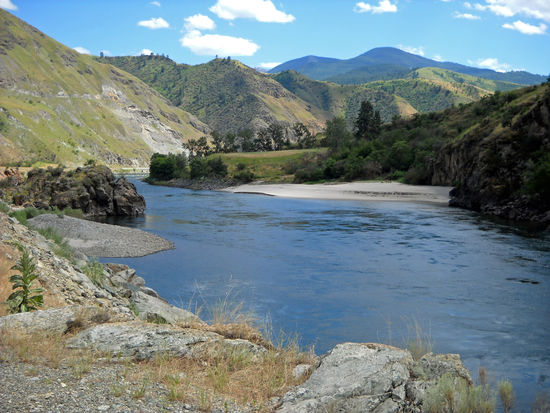 Im Salmon River Canyon, Felsen wechseln sich mit kleinen Sandbuchten ab.