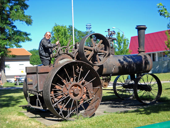 In Council versucht sich Rolf als Dampfmaschinenfahrer. Der kleine Ort hat ein schönes Courthouse und ein großes Gefängnis.