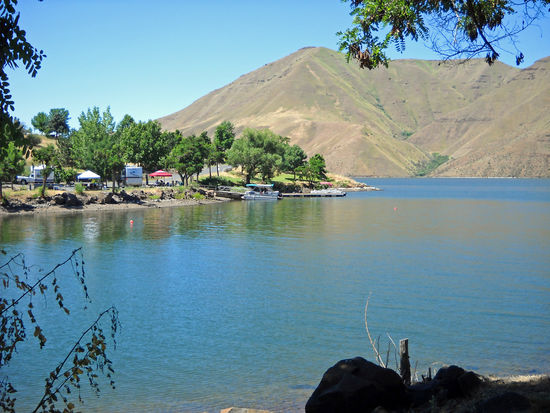 Brownlee-Stausee - hier wurde der Snake River gestaut, ein Teil des Hells Canyon Projektes, welches auch den Oxbow Damm und den Hells Canyon Damm einschließt.