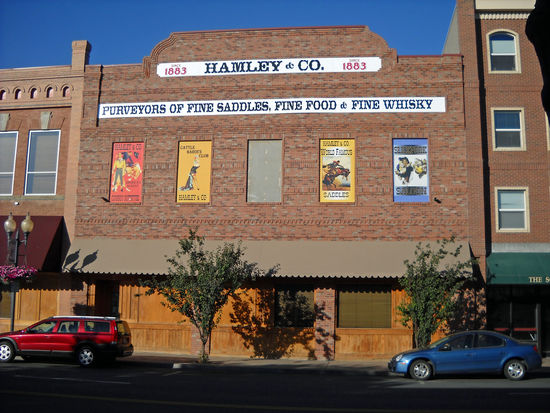 Mainstreet in Pendleton - Schon Nachmittags waren - bis auf eines - alle Geschäfte geschlossen.