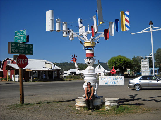 Vom Blue Mountain Oregon Scenic Byway machen wir einen Abstecher nach Ukiah, um zu schauen, ob das urige Schild noch existiert. Es ist noch da.