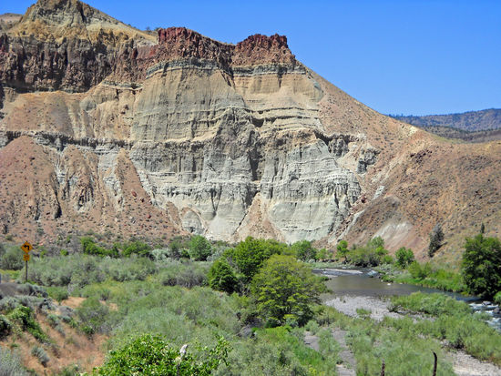 Die Farben der bizarren Felsformationen schillern in der Sonne.