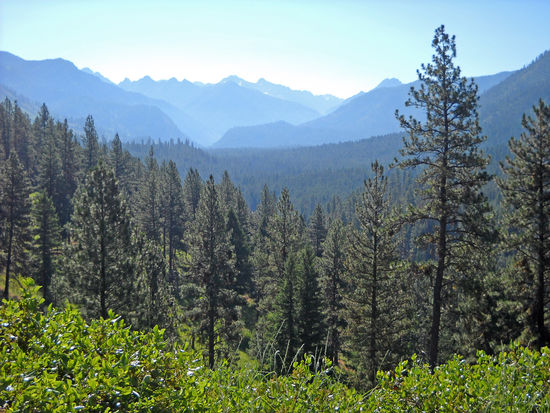 Von Idaho City führt der Ponderosa Scenic Byway über den Mores Creek Pass, 1.865 m, nach Lowman, dann über den Bonner Pass, 2.150 m, nach Stanley. Die Straße ist besonders schön für Motorradfahrer.