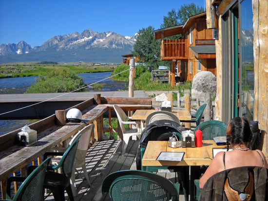 In Lower Stanley haben wir auf einer Veranda über dem Salmon River gefrühstückt, mit einer traumhaften Aussicht.