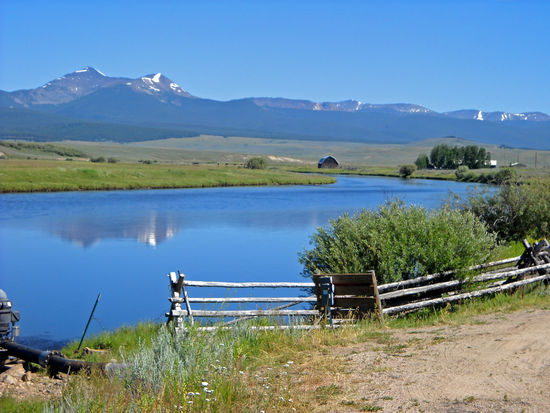 Im Big Hole Valley am gleichnamigen Fluß mit Blick auf die Beaver Head Mountains (3.460 m).