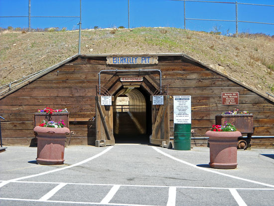 Berkeley Pit - eine mit verseuchtem Wasser gefüllte Grube eines ehemaligen Tagebaues, ist weltweit bekannt und wird von vielen Touristen besucht.