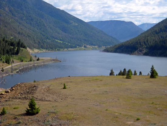 Hebgen Lake - entstanden durch die Explosion eines Berges, verursacht durch ein Erdbeben.