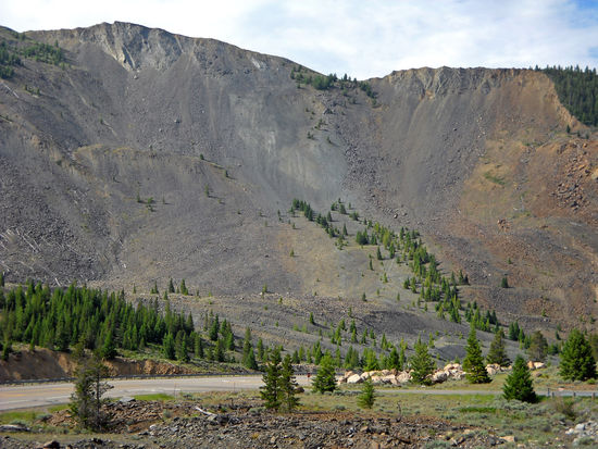 80 Mio. t Felsen blockierten das Wasser des Madison Rivers und erschufen den Quake Lake, heute 58 m tief und 10 km lang.