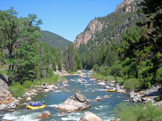 Am Gallatin River entlang fahren wir nach Helena, der Hauptstadt Montanas.