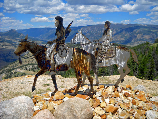 "Deadman Pass", 2.453 m, Chief Joseph Highway.
Die Nez Perce ließen hier auf ihrer Flucht vor der Armee einen verwundeten Indianer zurück. Er wurde von den nachrückenden Soldaten ermordet.